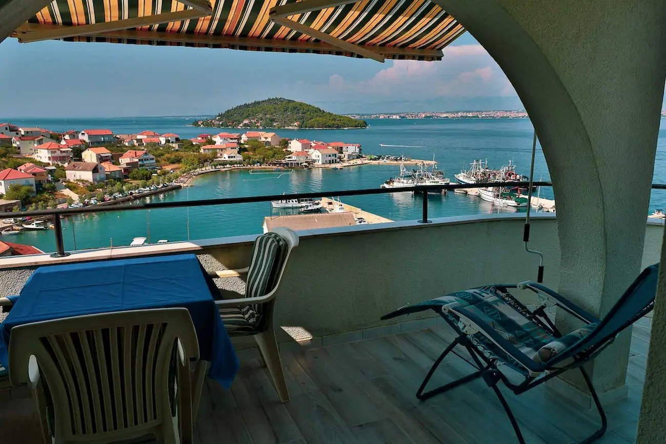 Two bedroom apartment with terrace and sea view Kali, Ugljan  A-a