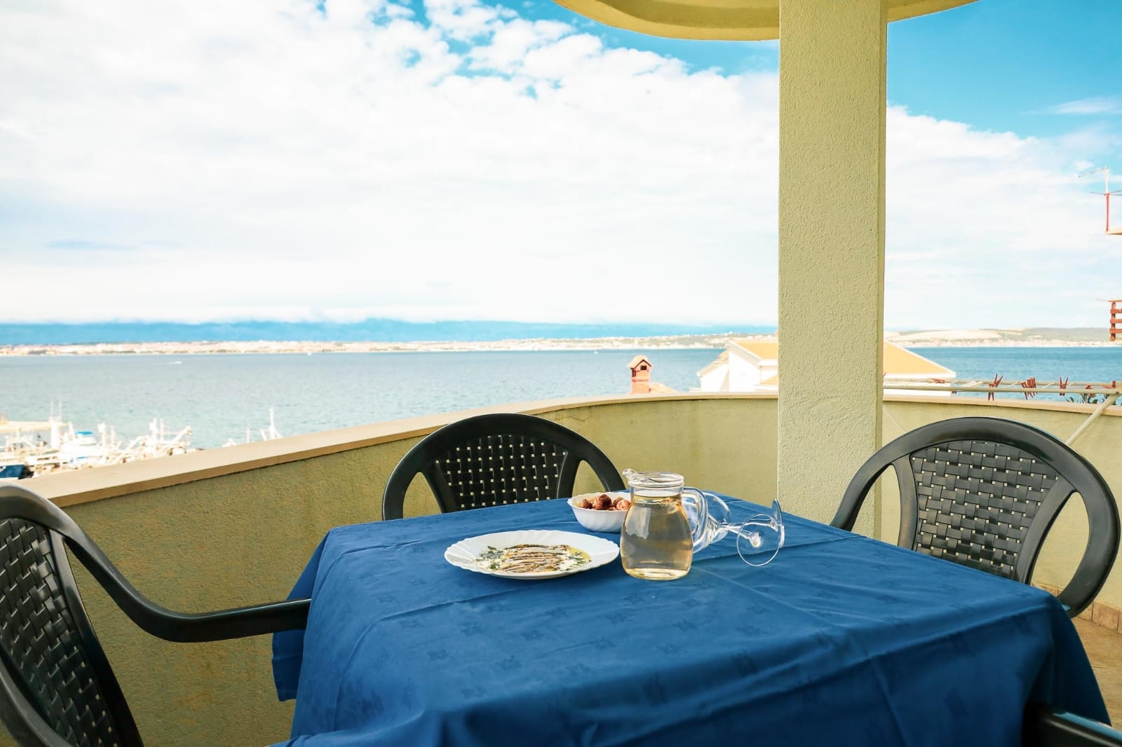 Two bedroom apartment with balcony and sea view Kali, Ugljan  A-d