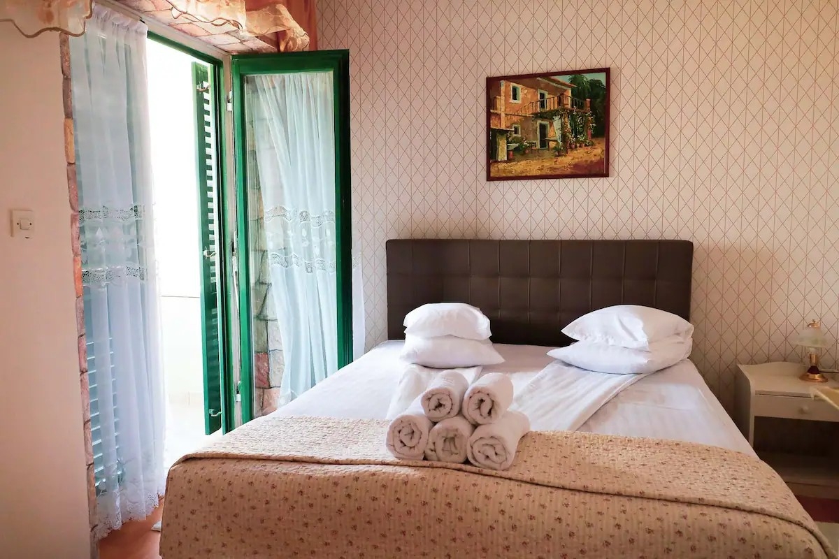 Two bedroom apartment with balcony and sea view Kali, Ugljan  A-d