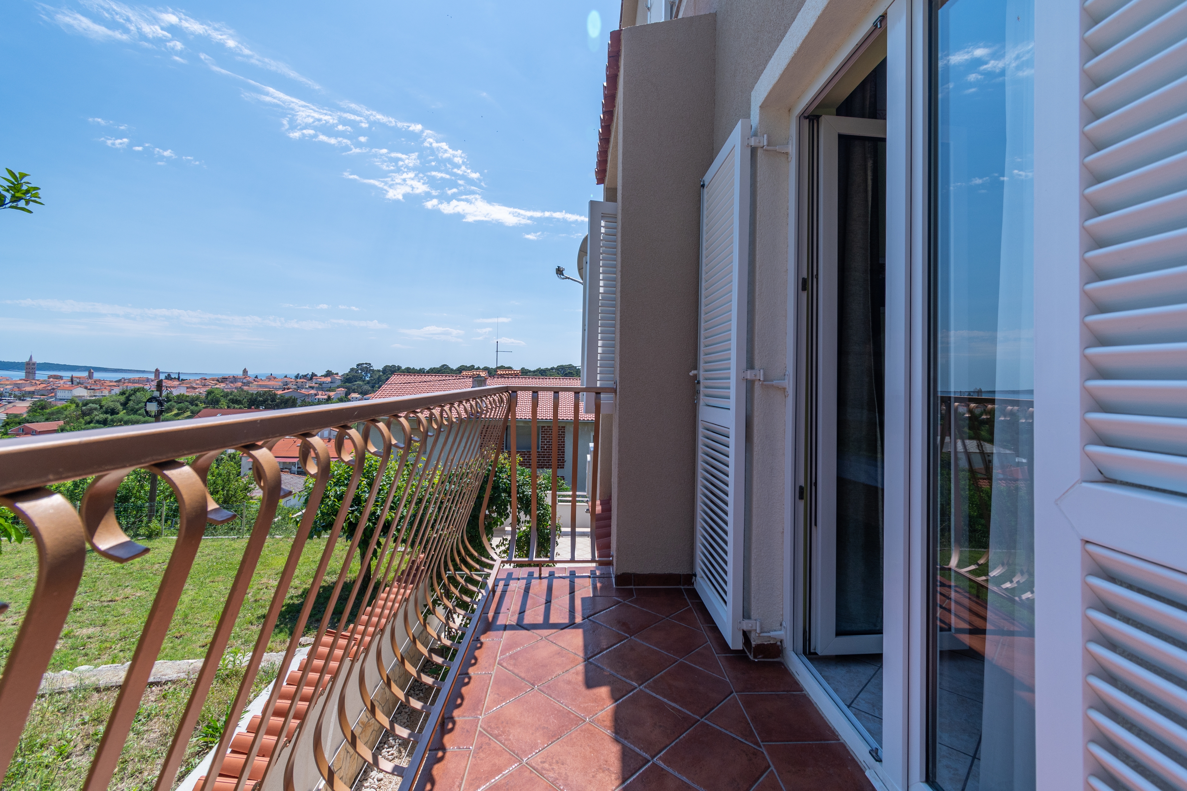 One bedroom apartment with terrace and sea view Rab  A-a