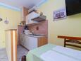 Kuchyňa Rab, Kuchyňa v ubytovacej jednotke apartment, klimatizácia k dispozícii a WiFi.