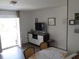 Sala de estar Omišalj, Sala de estar in the apartment, air condition available, (pet friendly) y WiFi.