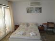 Dormitor Omišalj, Dormitor în unitate de cazare tip apartment, aer condiționat disponibil, animale de companie sunt acceptate şi WiFi.
