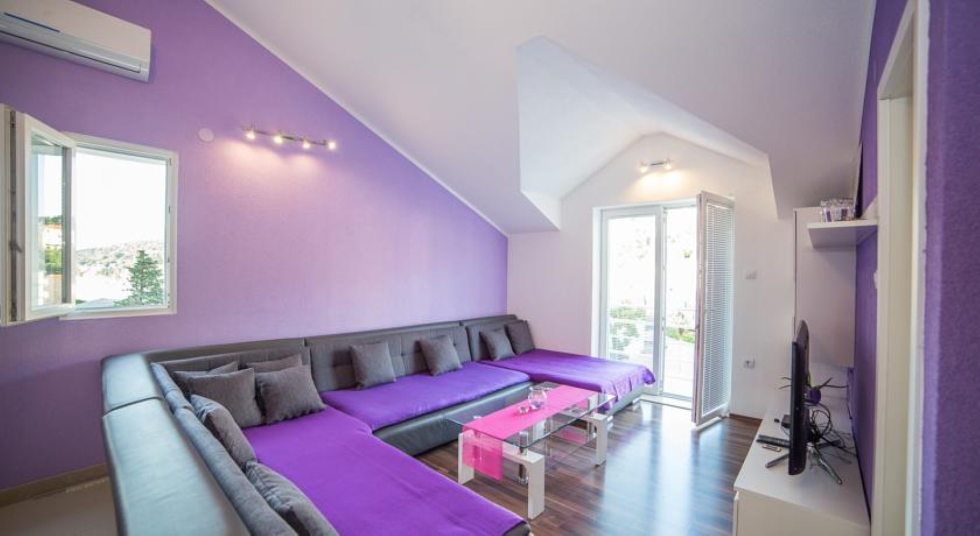 One bedroom apartment with balcony and sea view Povlja, Brač  A-a