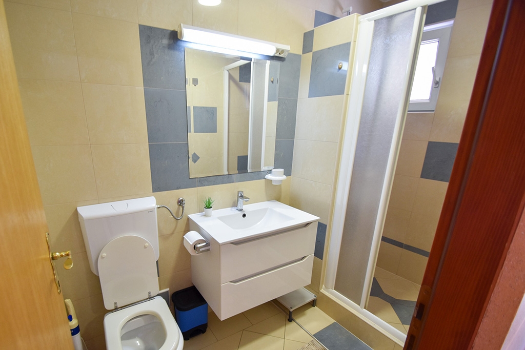 One bedroom apartment with terrace and sea view Banjol, Rab  A-b