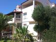 Banjol, Rab, Propiedad 14134 - Apartamentos with sandy beach.