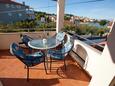 Preko, Terrasse dans l’hébergement en type apartment, avec la vue sur la mer, animaux acceptés et WiFi.