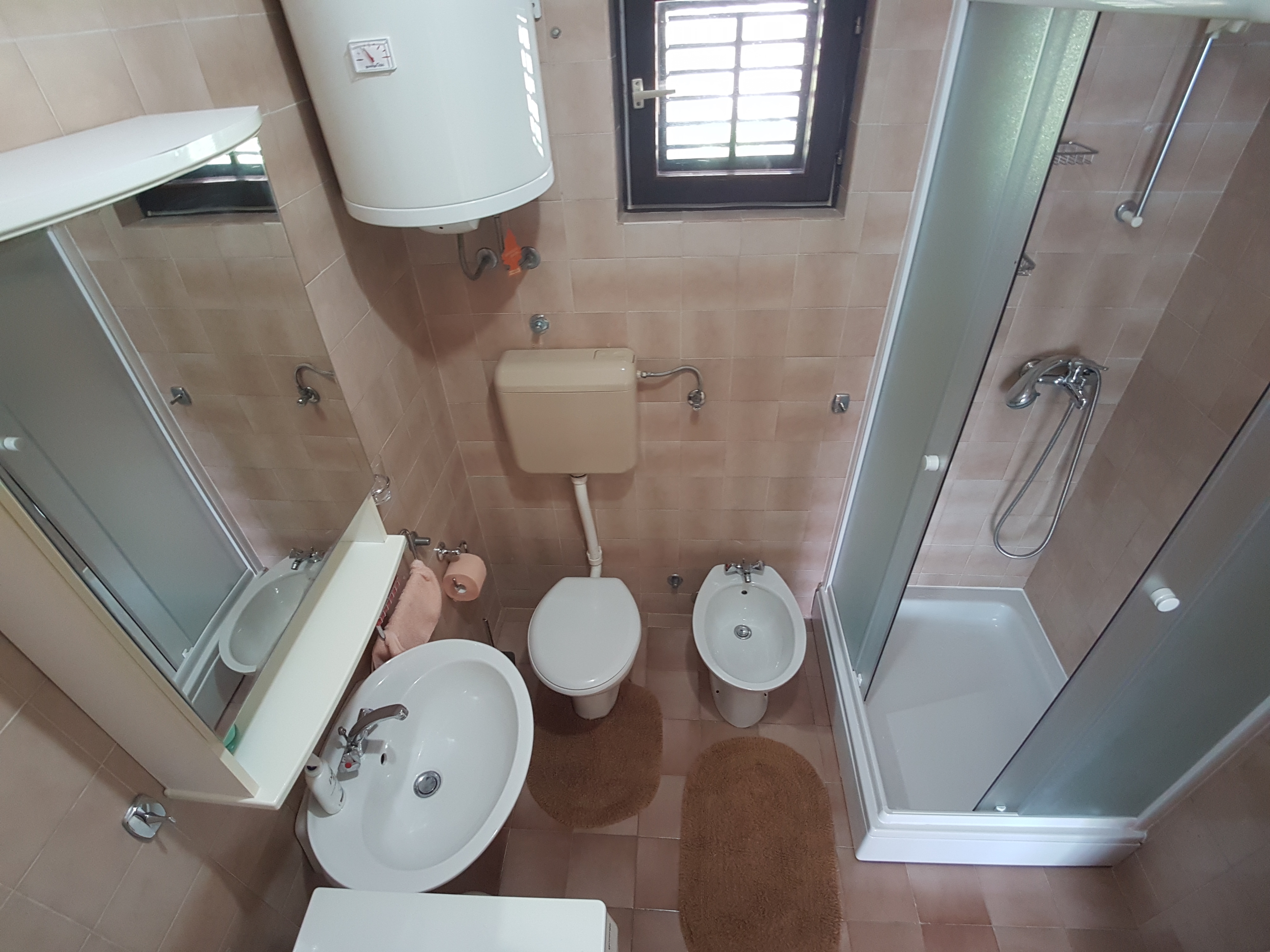 Dvosobni apartman s terasom i pogledom na more Marina, Trogir  A-a