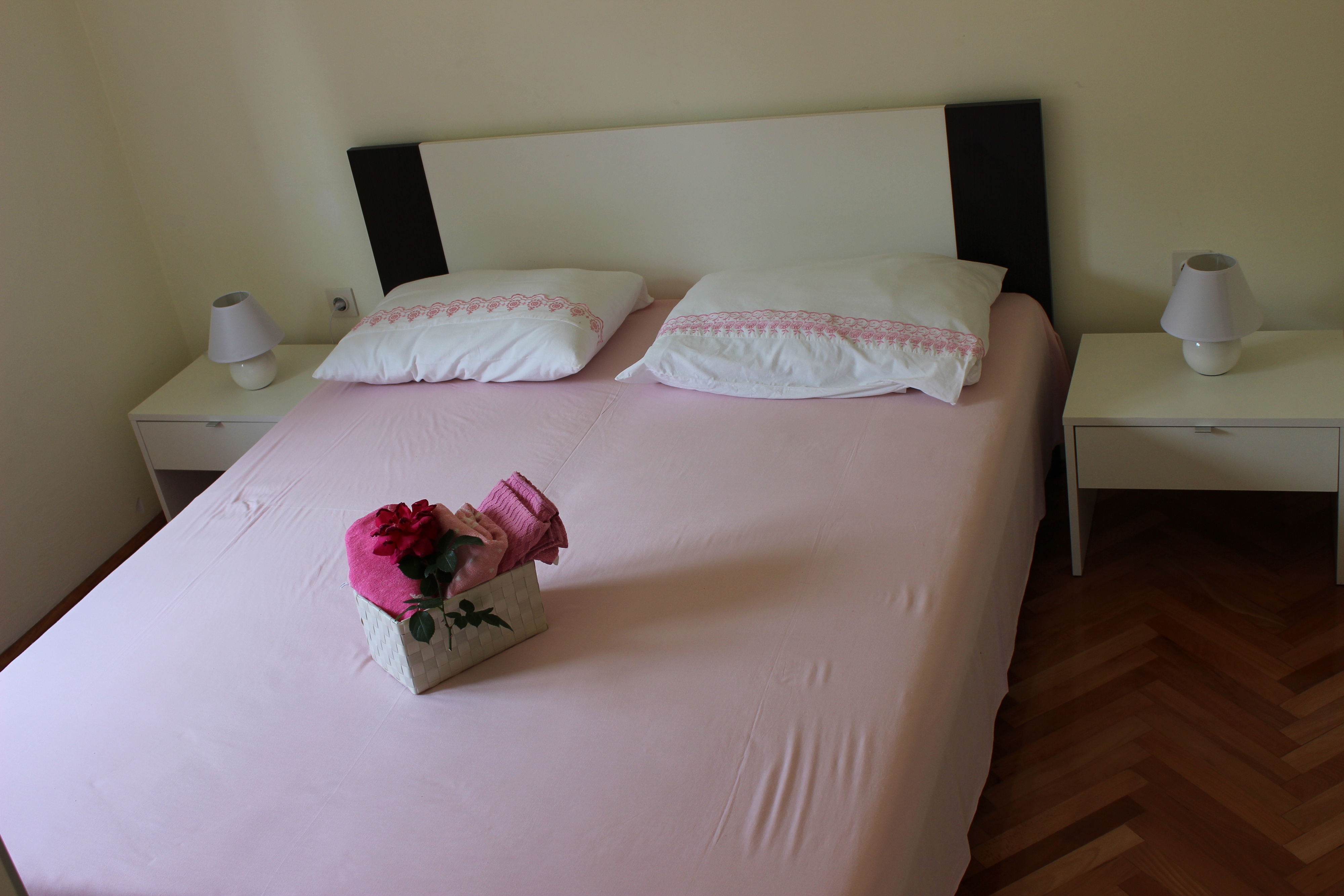 Dvosobni apartman s terasom i pogledom na more Marina, Trogir  A-a