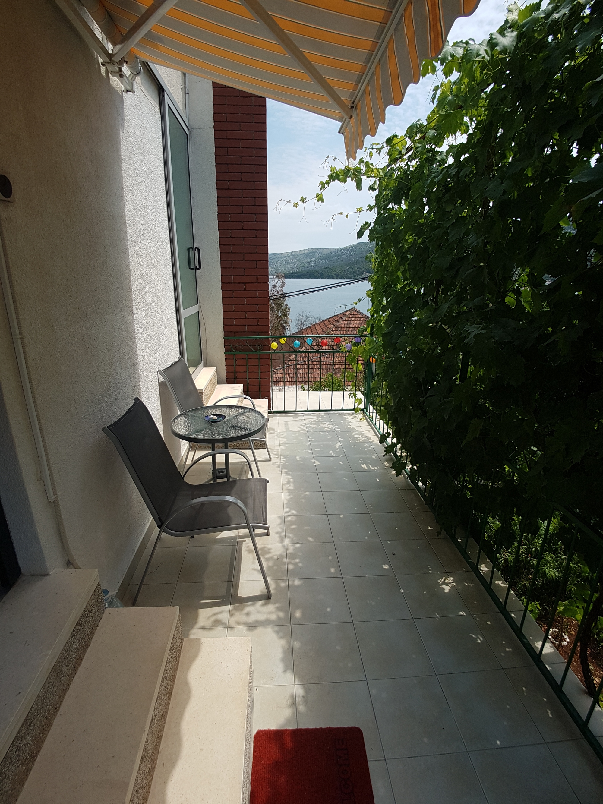 Dvosobni apartman s terasom i pogledom na more Marina, Trogir  A-a