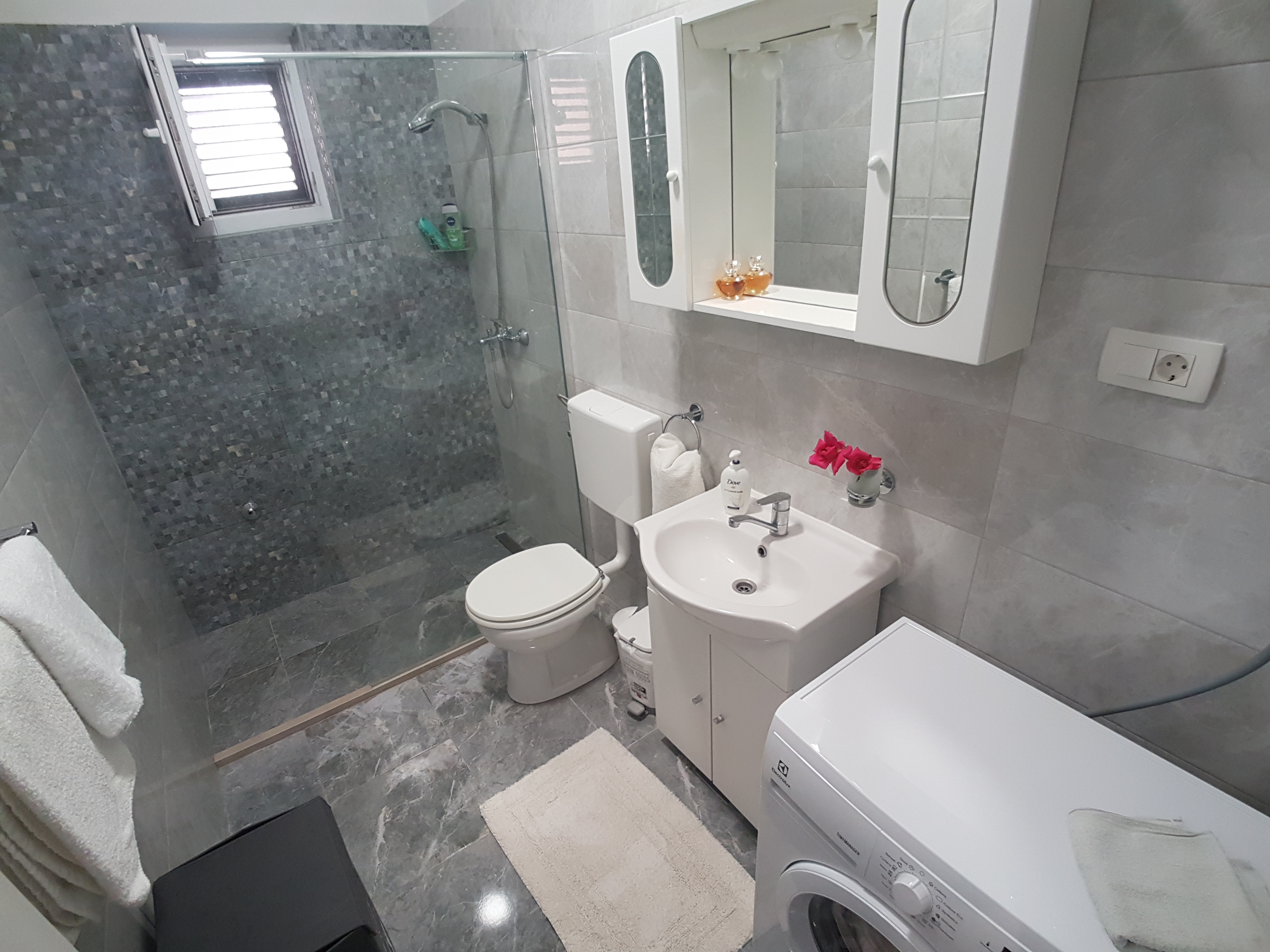 Dvosobni apartman s terasom i pogledom na more Marina, Trogir  A-b