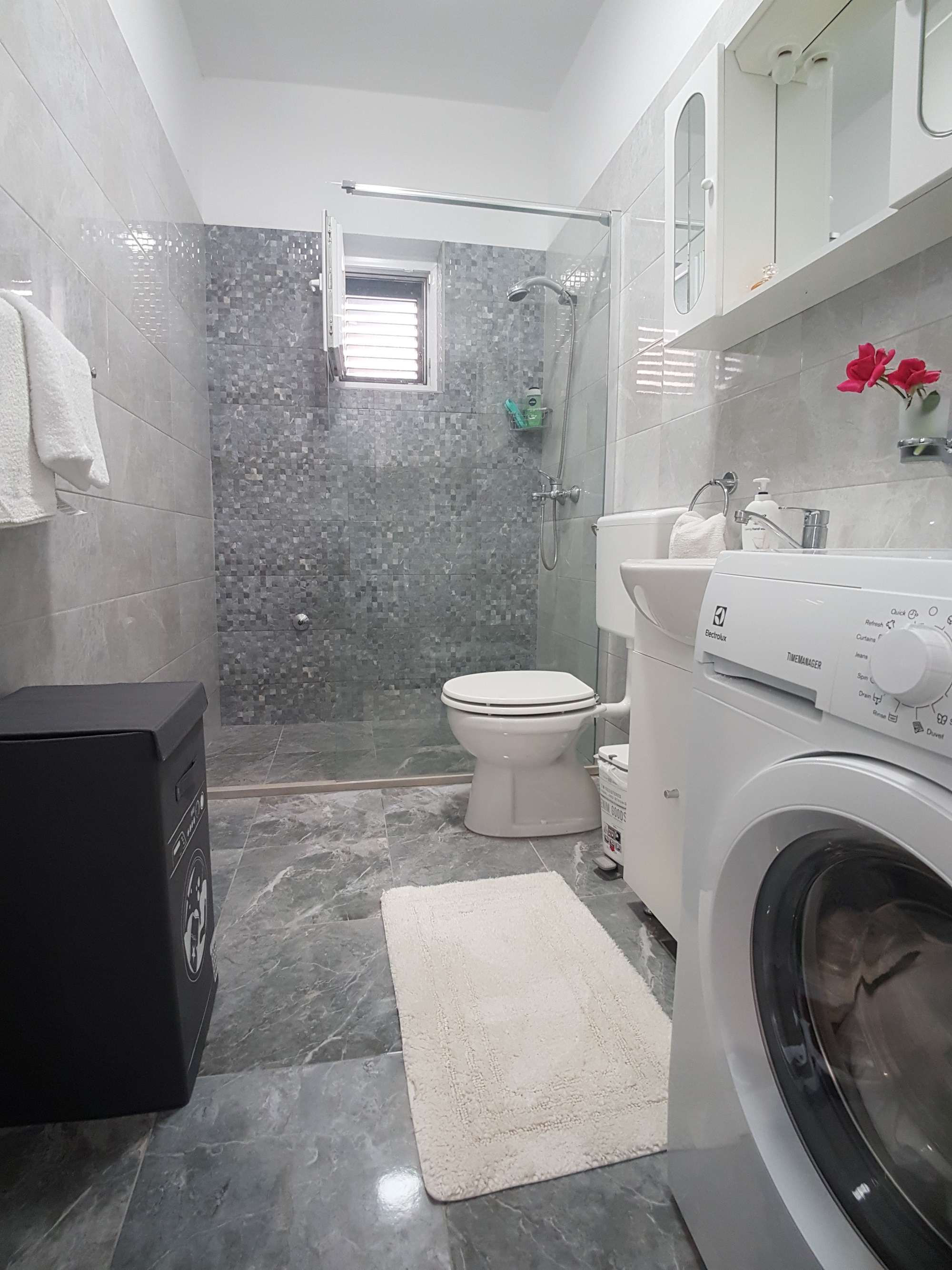 Dvosobni apartman s terasom i pogledom na more Marina, Trogir  A-b