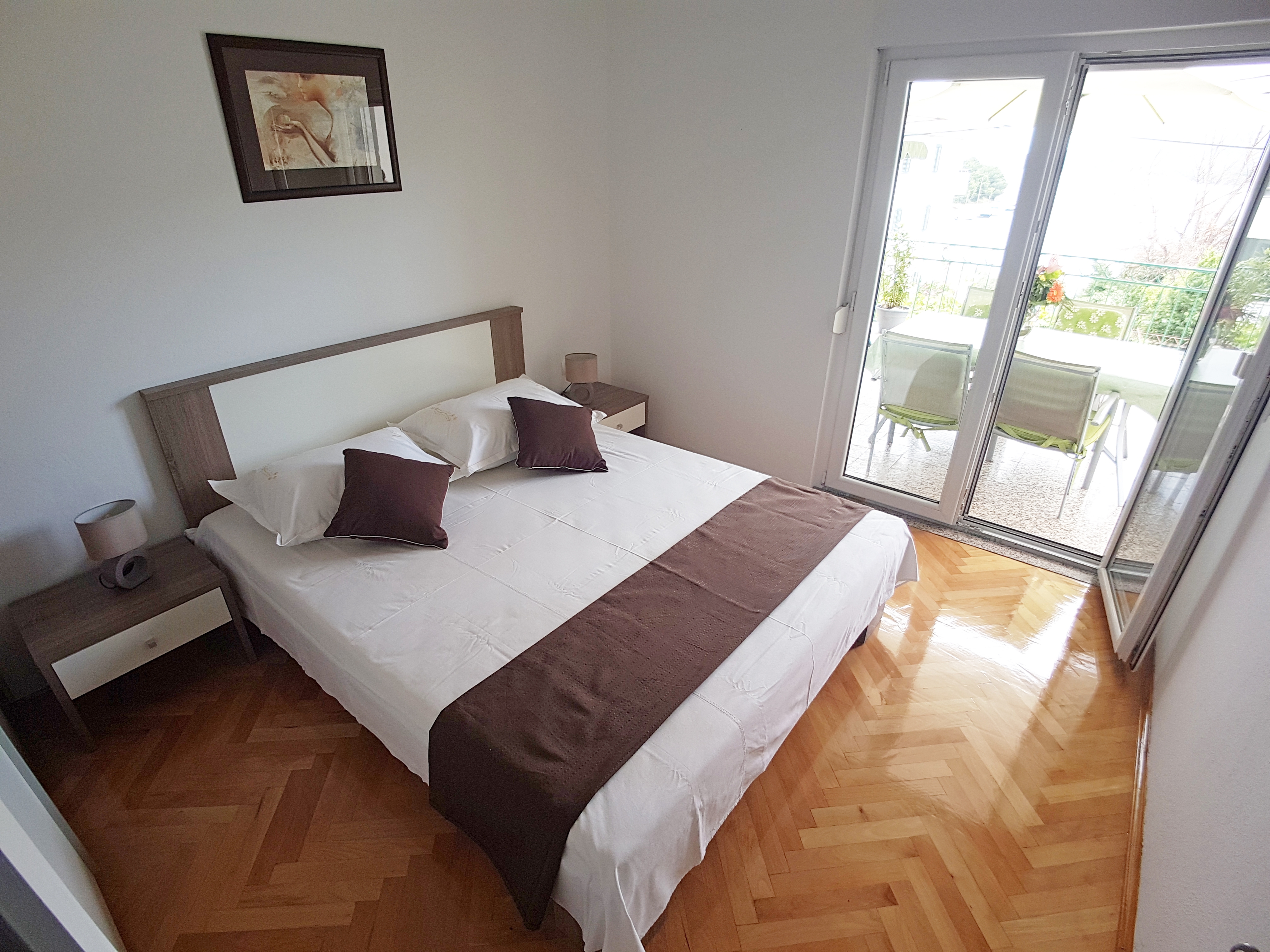 Dvosobni apartman s terasom i pogledom na more Marina, Trogir  A-b