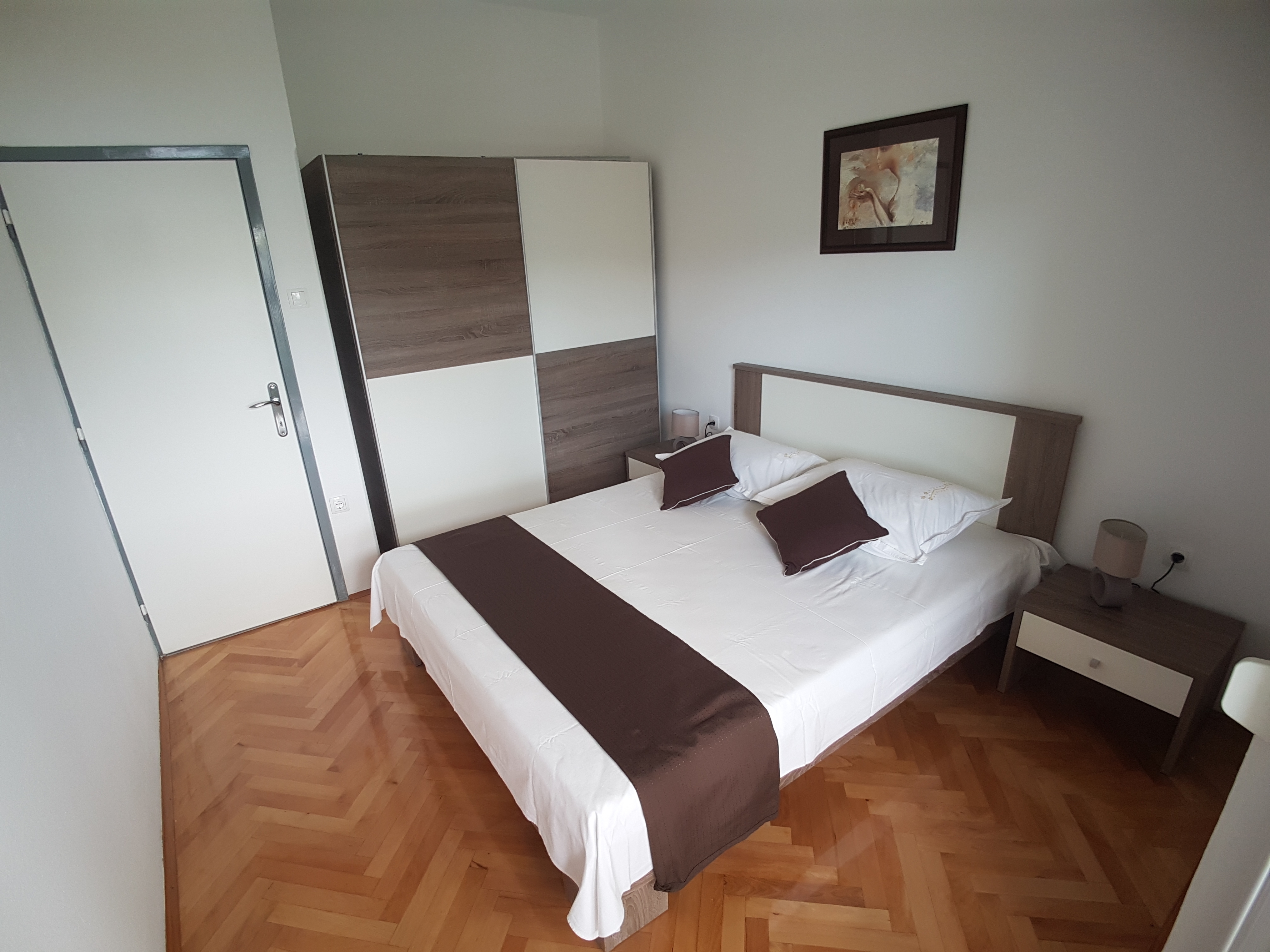 Dvosobni apartman s terasom i pogledom na more Marina, Trogir  A-b