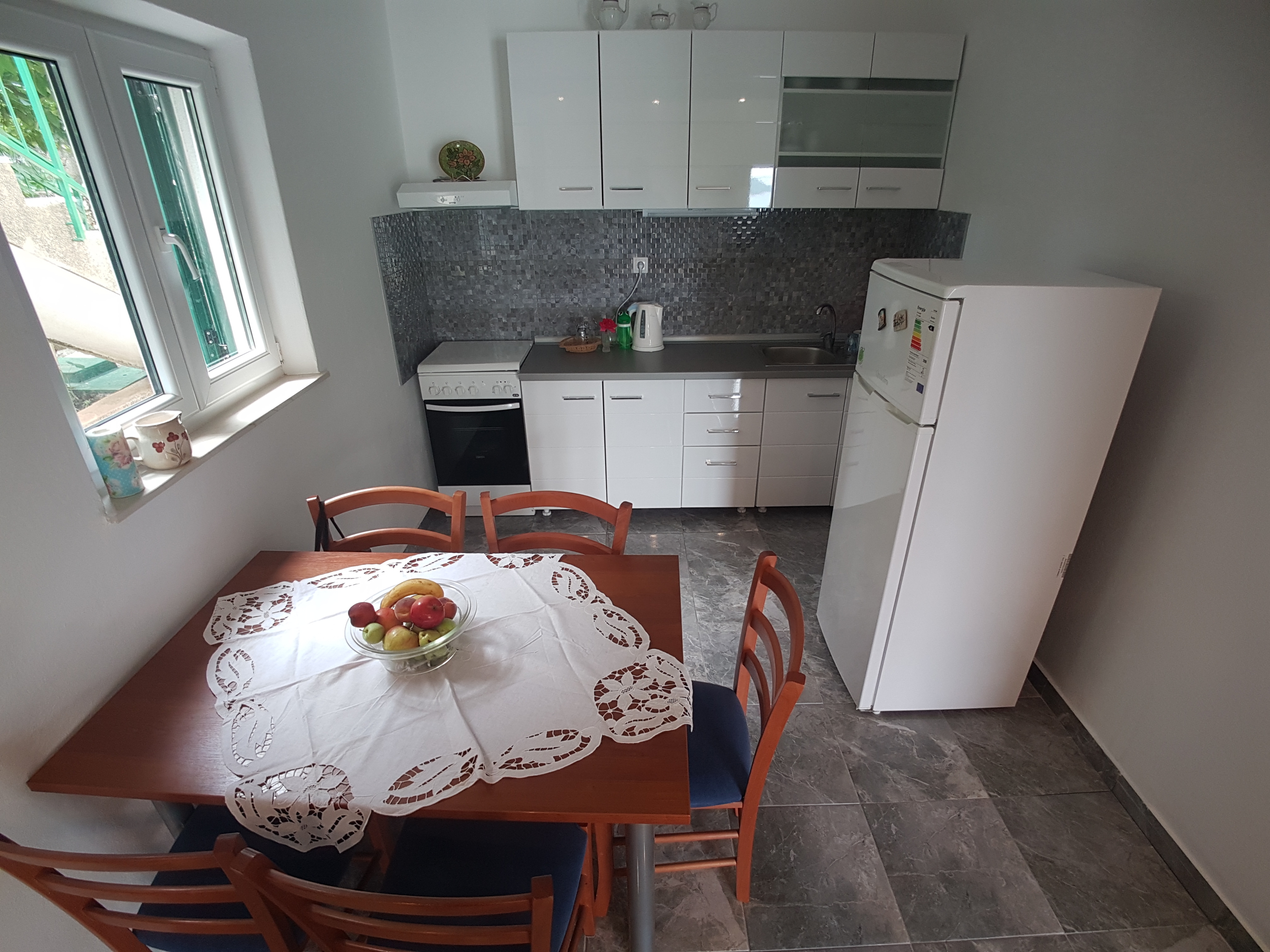 Dvosobni apartman s terasom i pogledom na more Marina, Trogir  A-b