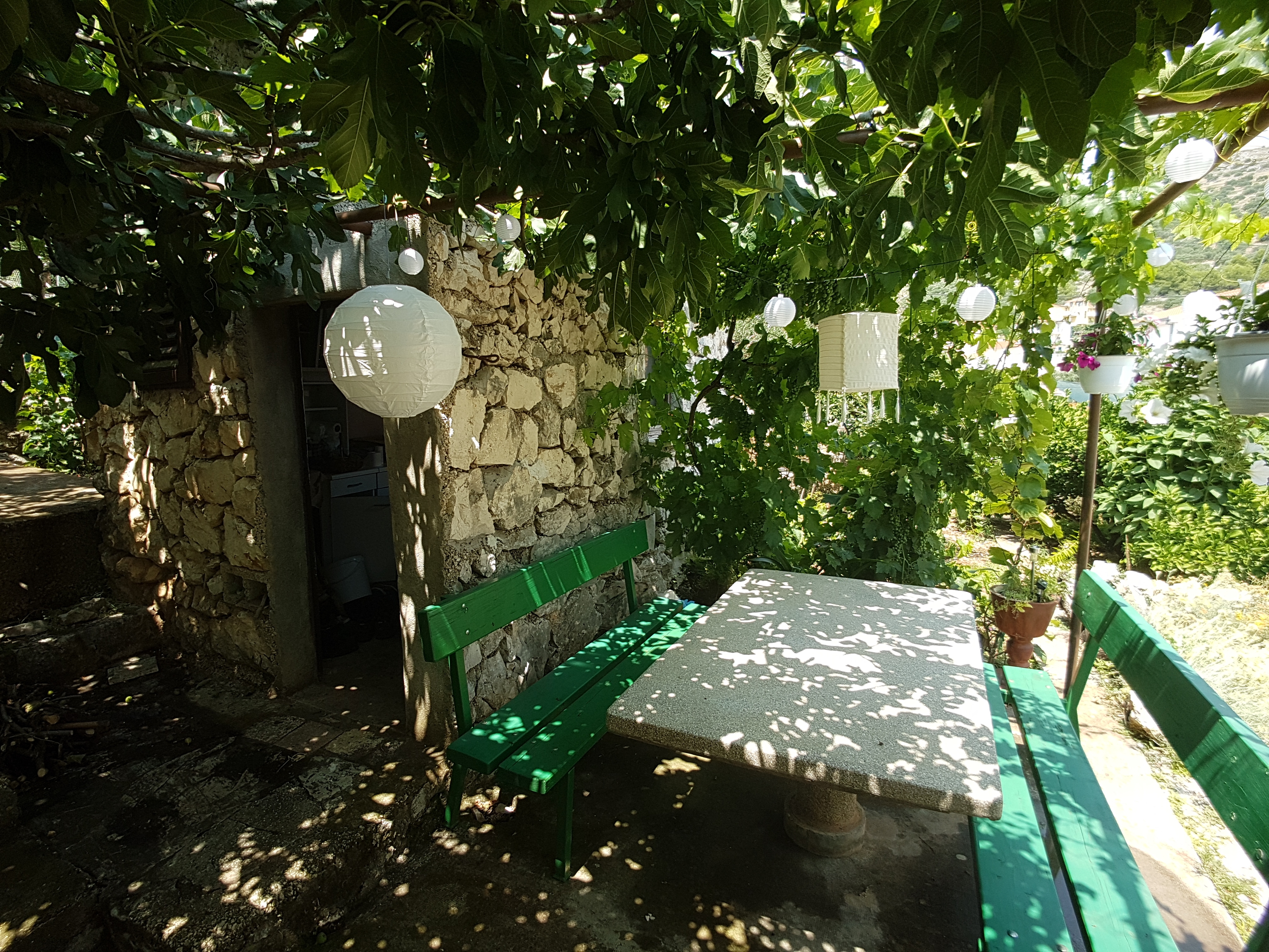 Dvosobni apartman s terasom i pogledom na more Marina, Trogir  A-b