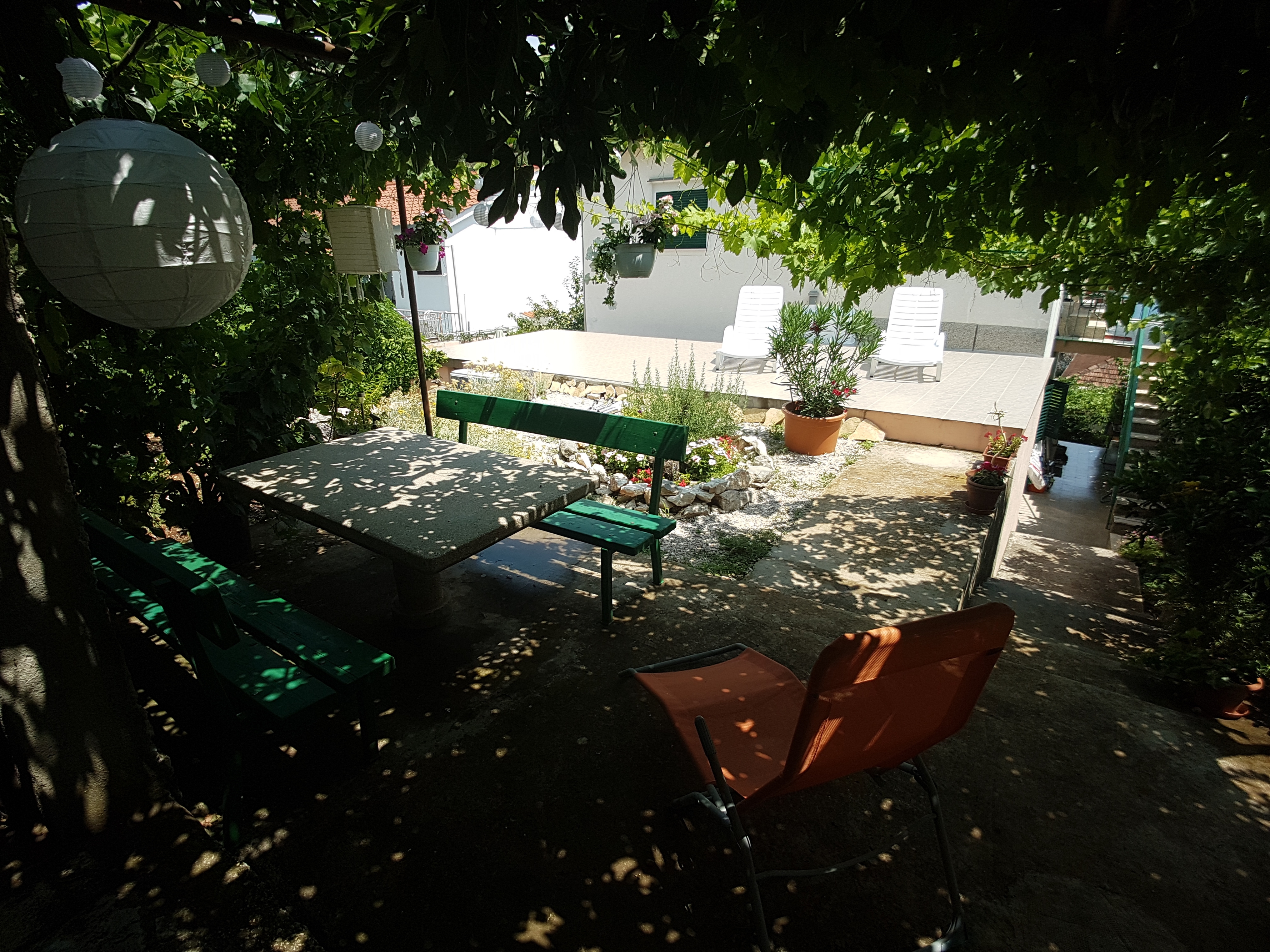 Dvosobni apartman s terasom i pogledom na more Marina, Trogir  A-b