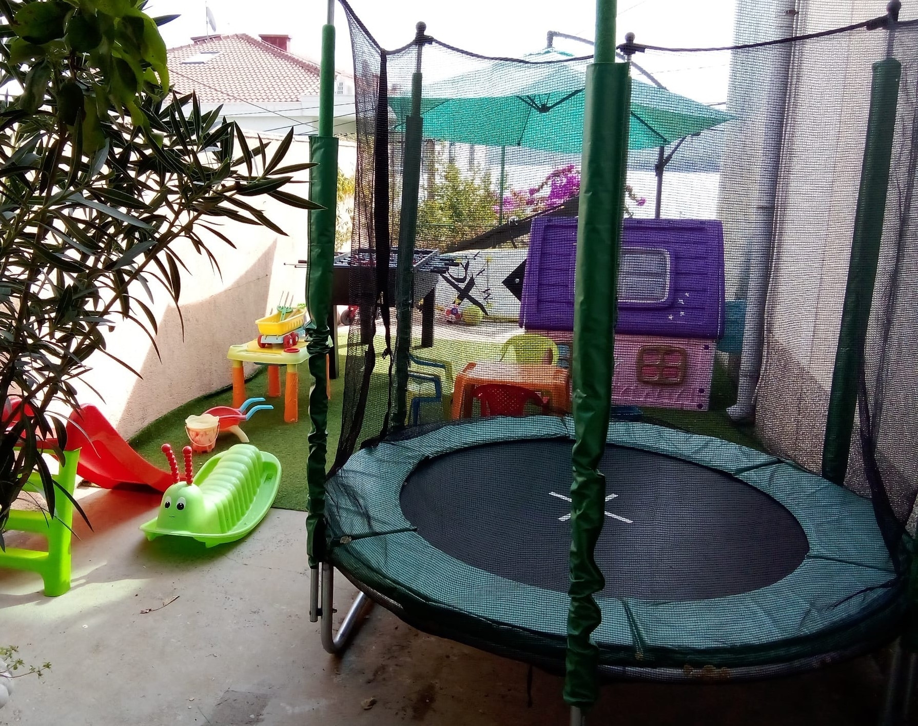 Dvosobni apartman s terasom i pogledom na more Marina, Trogir  A-b