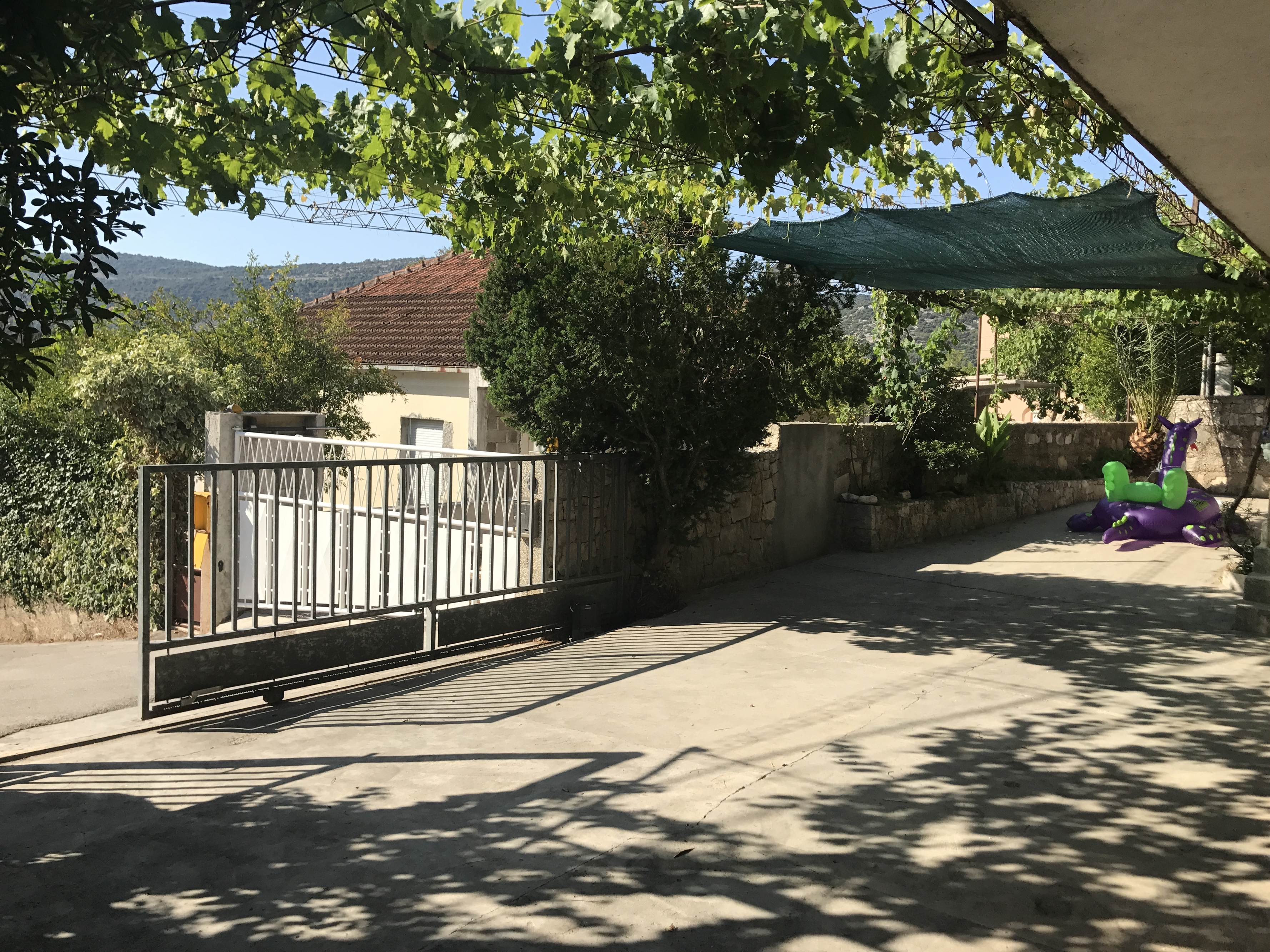 Dvosobni apartman s terasom i pogledom na more Marina, Trogir  A-b