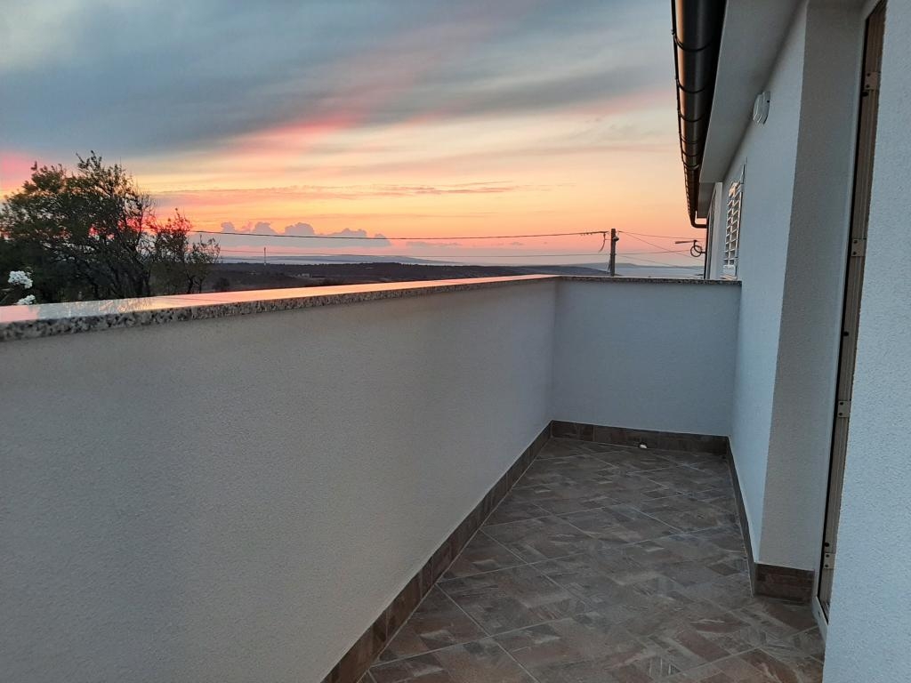 Dvosobni apartman s balkonom i pogledom na more Vrsi, Zadar  A-c