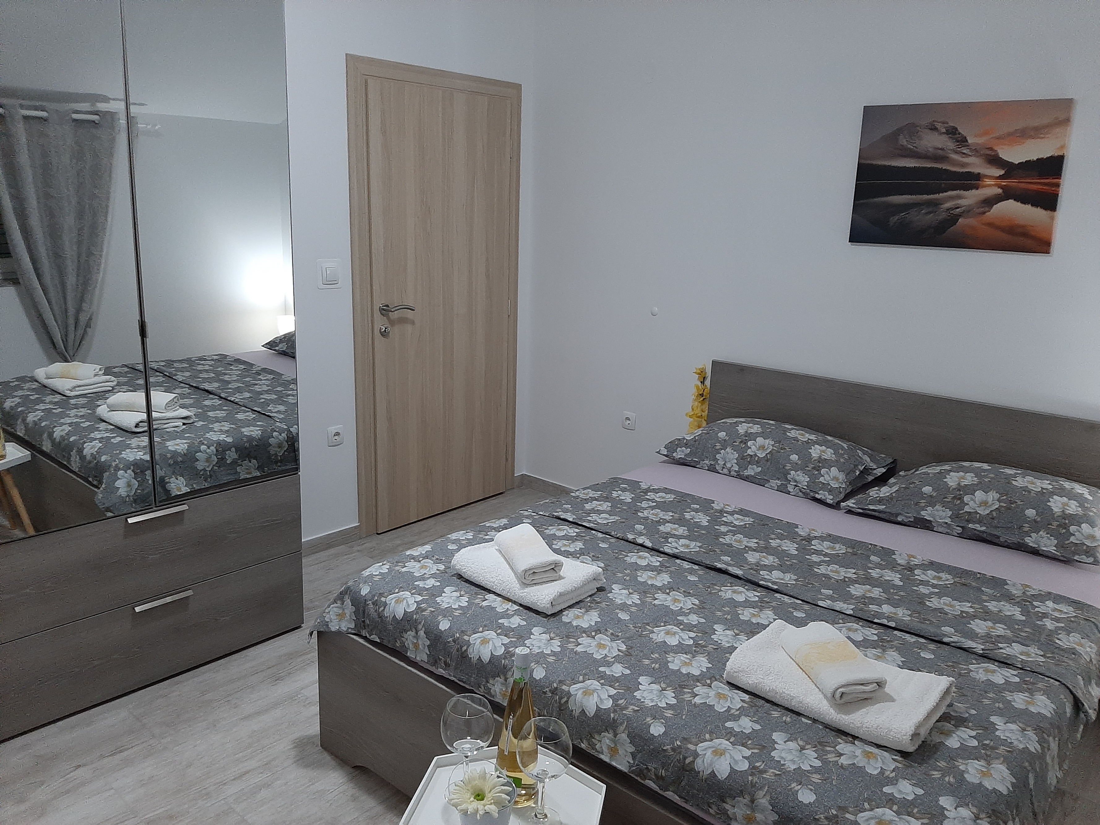 Dvosobni apartman s balkonom i pogledom na more Vrsi, Zadar  A-c