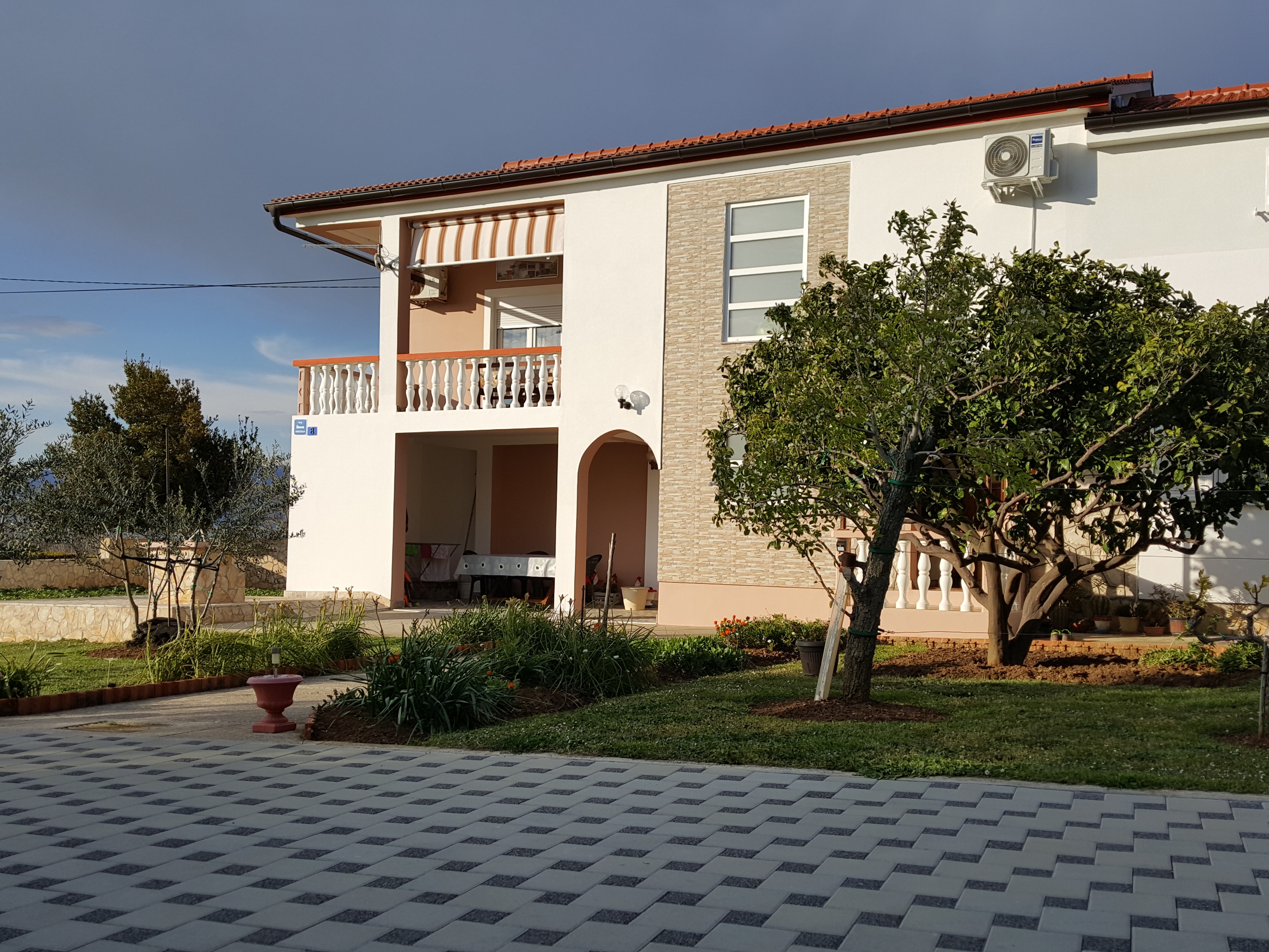 Dvosobni apartman s balkonom i pogledom na more Vrsi, Zadar  A-c