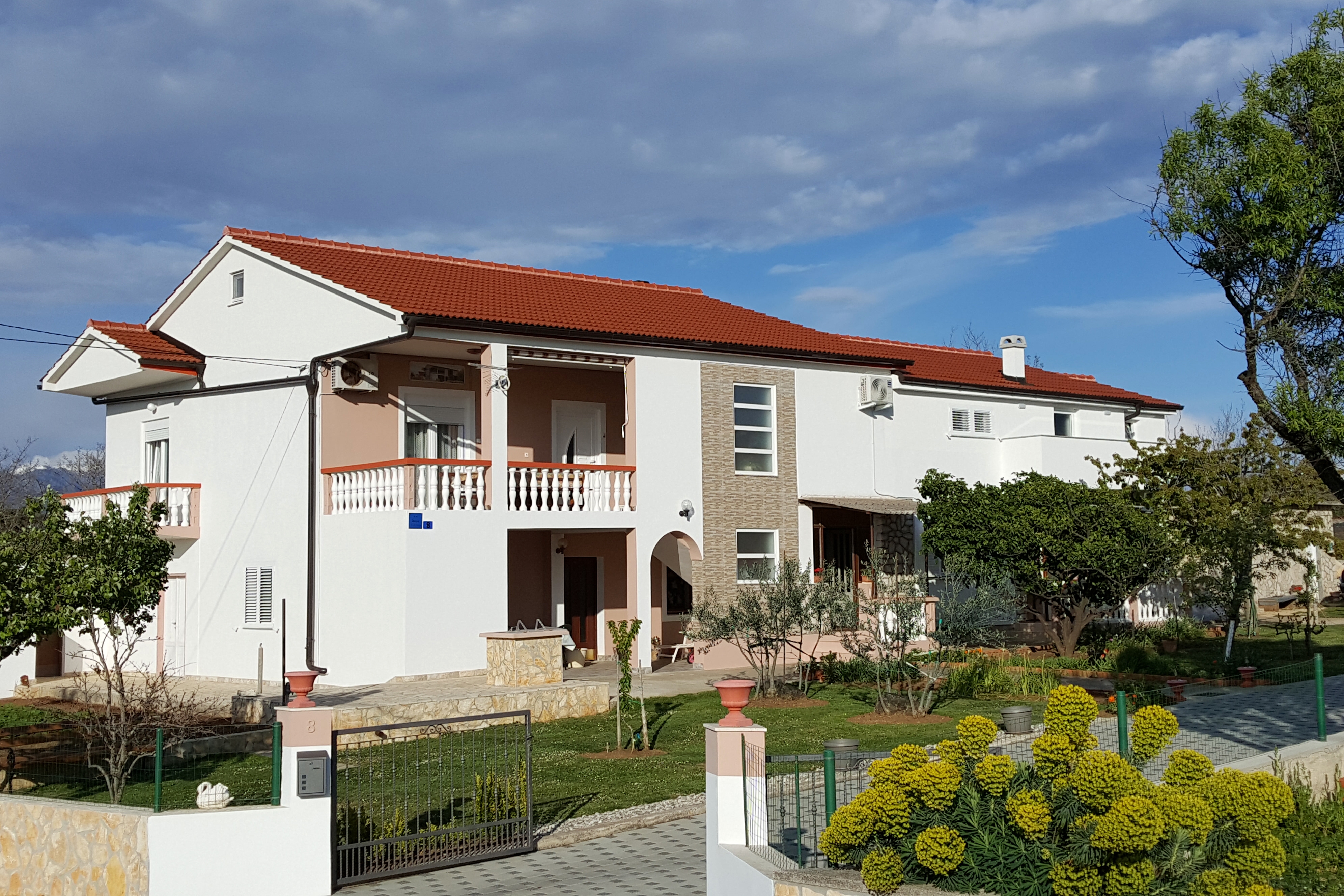 Dvosobni apartman s balkonom i pogledom na more Vrsi, Zadar  A-c