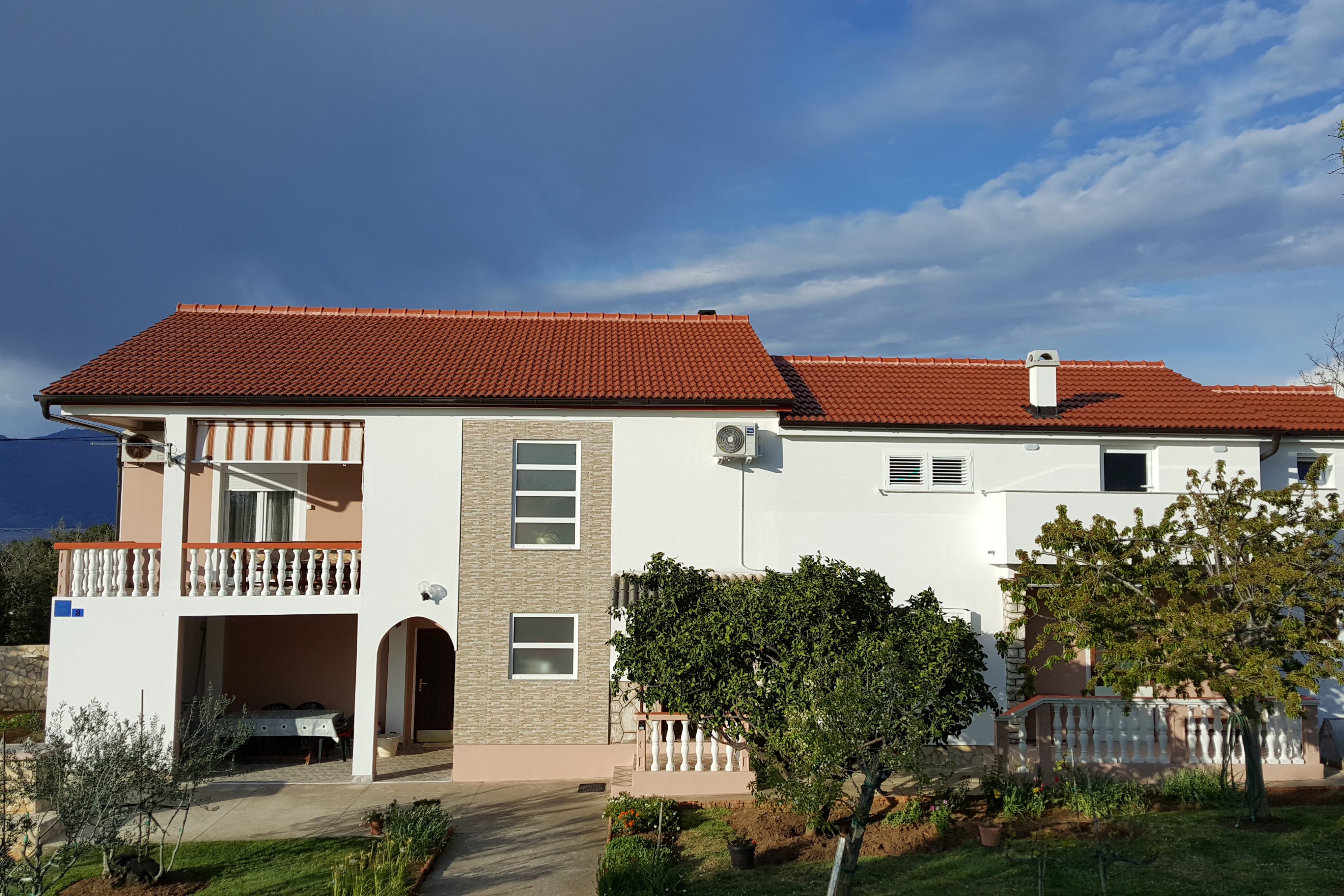 Dvosobni apartman s balkonom i pogledom na more Vrsi, Zadar  A-c