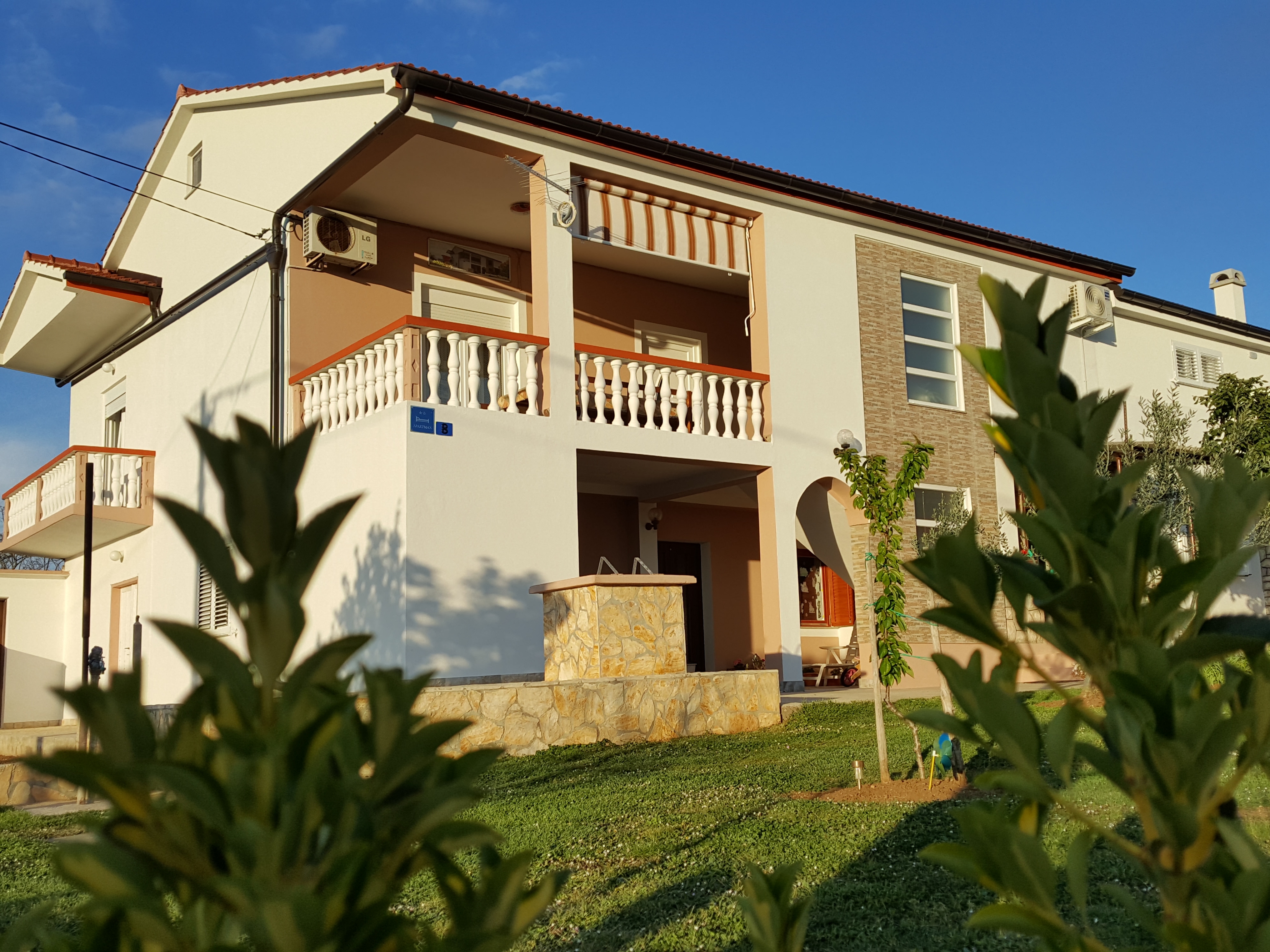 Dvosobni apartman s balkonom i pogledom na more Vrsi, Zadar  A-c