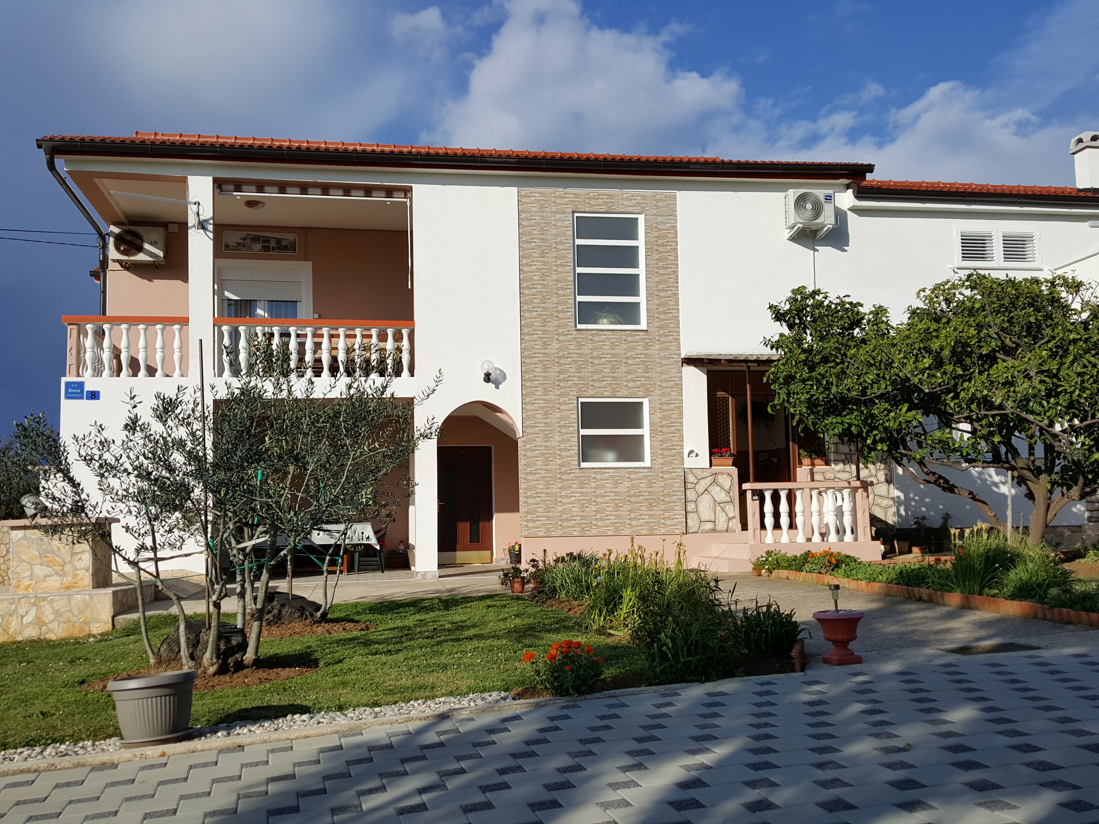 Dvosobni apartman s balkonom i pogledom na more Vrsi, Zadar  A-c