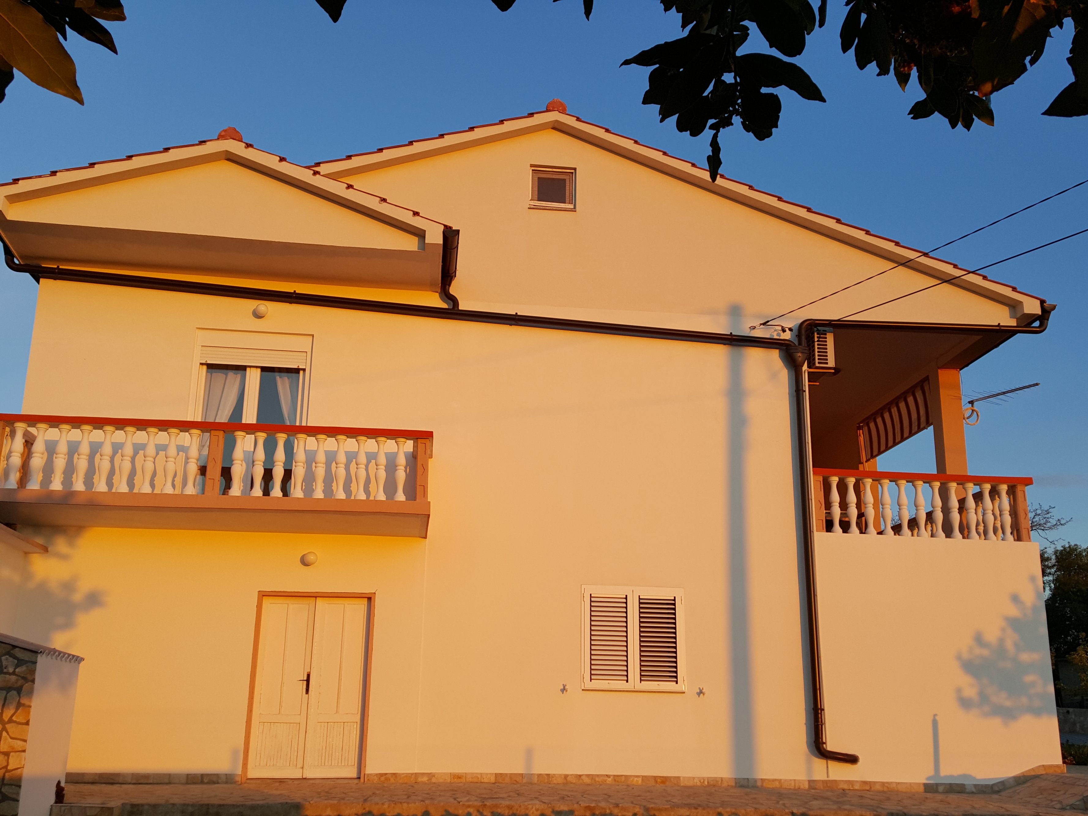 Dvosobni apartman s balkonom i pogledom na more Vrsi, Zadar  A-c