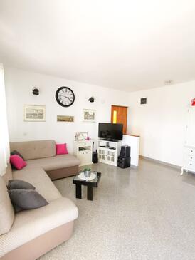 Mimice, Living room in the apartment, air condition available, (pet friendly) and WiFi.