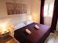 Spavaća soba 1 Primošten, Spavaća soba 1 u smještaju tipa apartment, dostupna klima i WiFi.