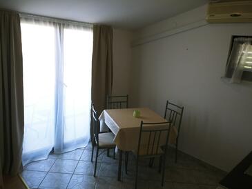 Vrsi - Mulo, Столовая в размещении типа studio-apartment, доступный кондиционер, Домашние животные допускаются и WiFi.