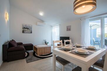 Verunić, Living room in the apartment, air condition available and WiFi.