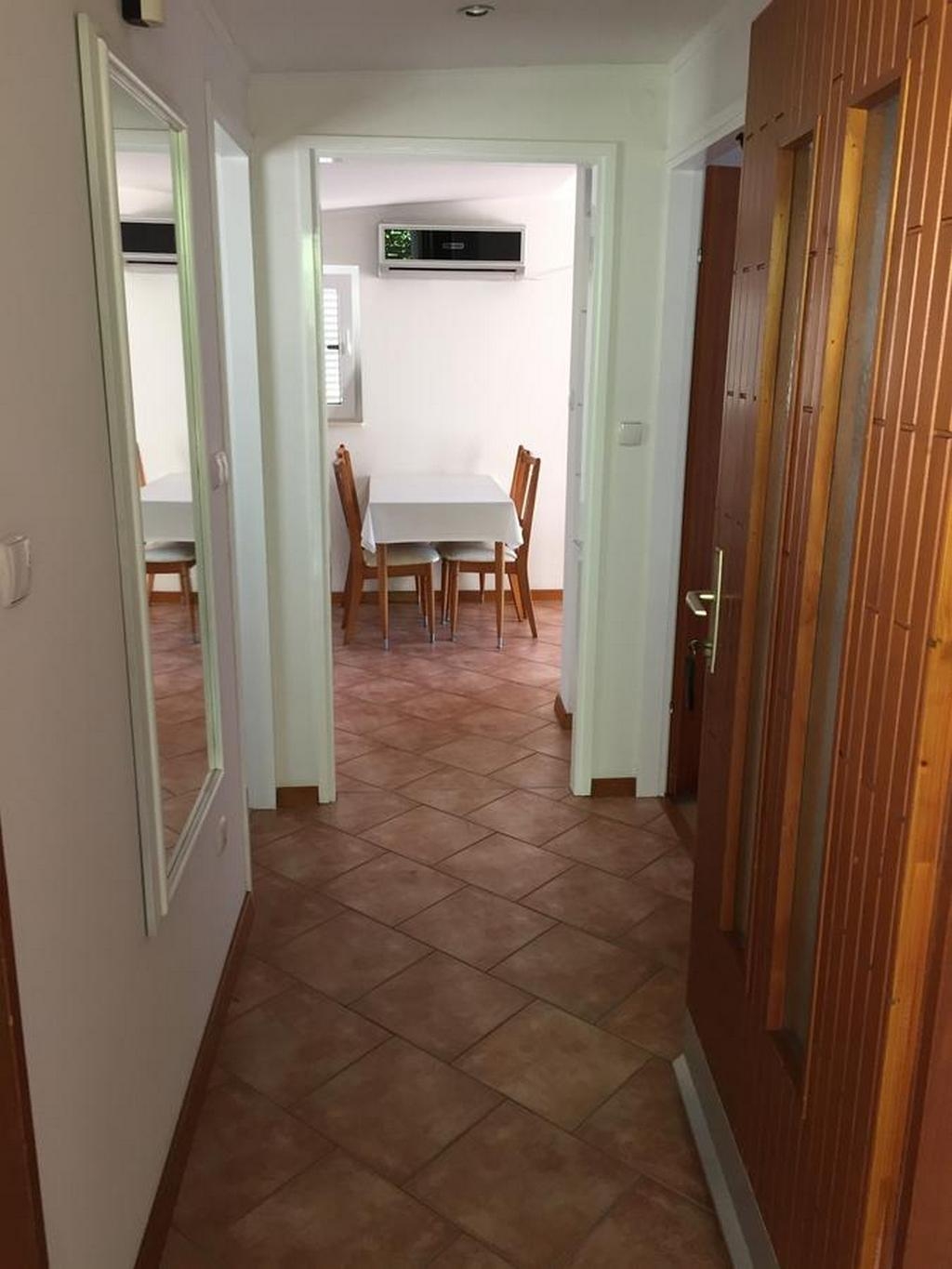 One bedroom apartment near beach Tisno, Murter  A-a