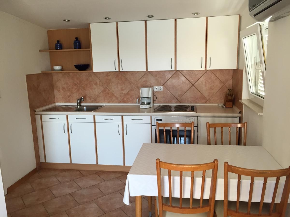 One bedroom apartment near beach Tisno, Murter  A-a