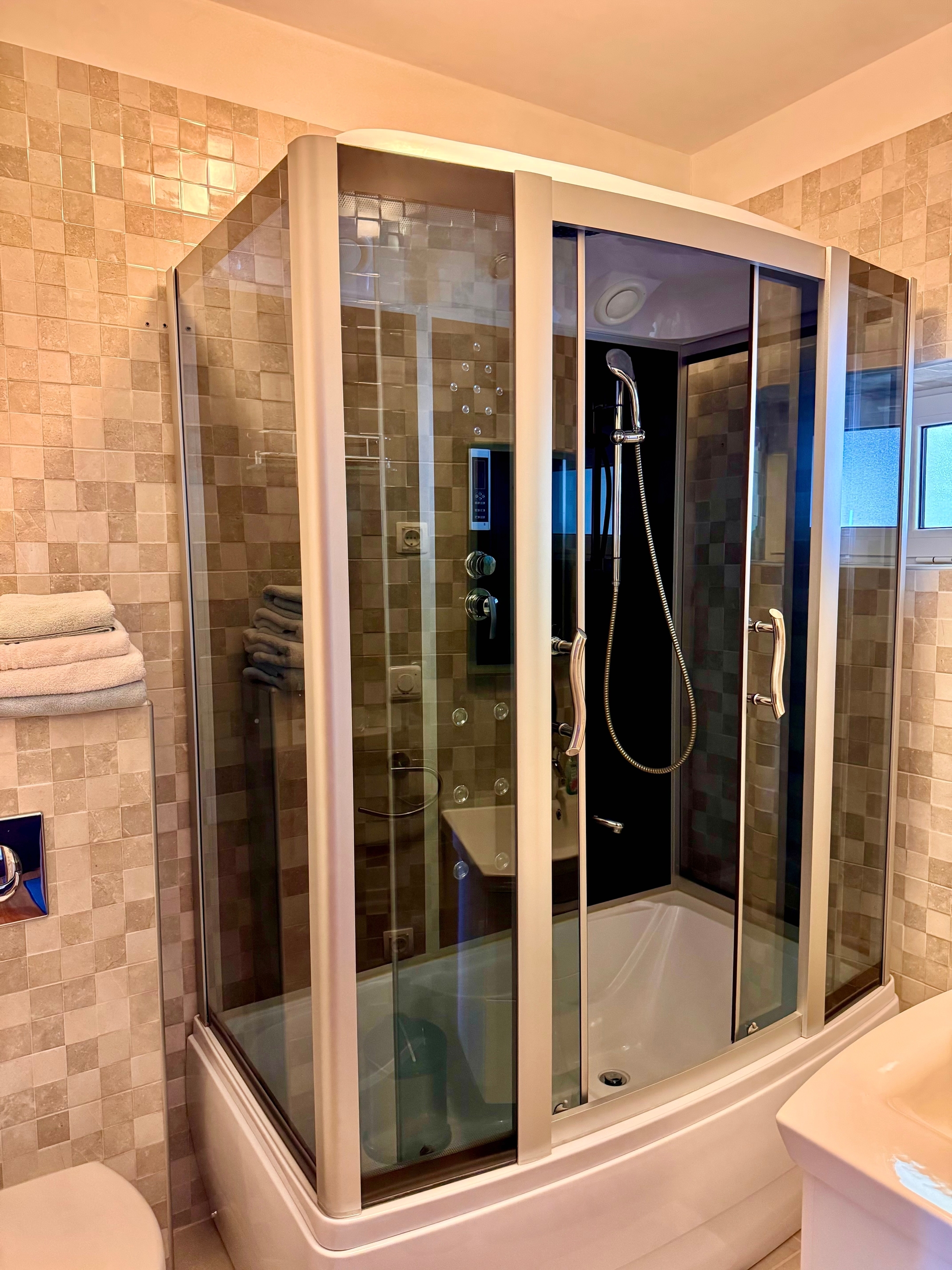 Two bedroom apartment near beach Tisno, Murter  A-c