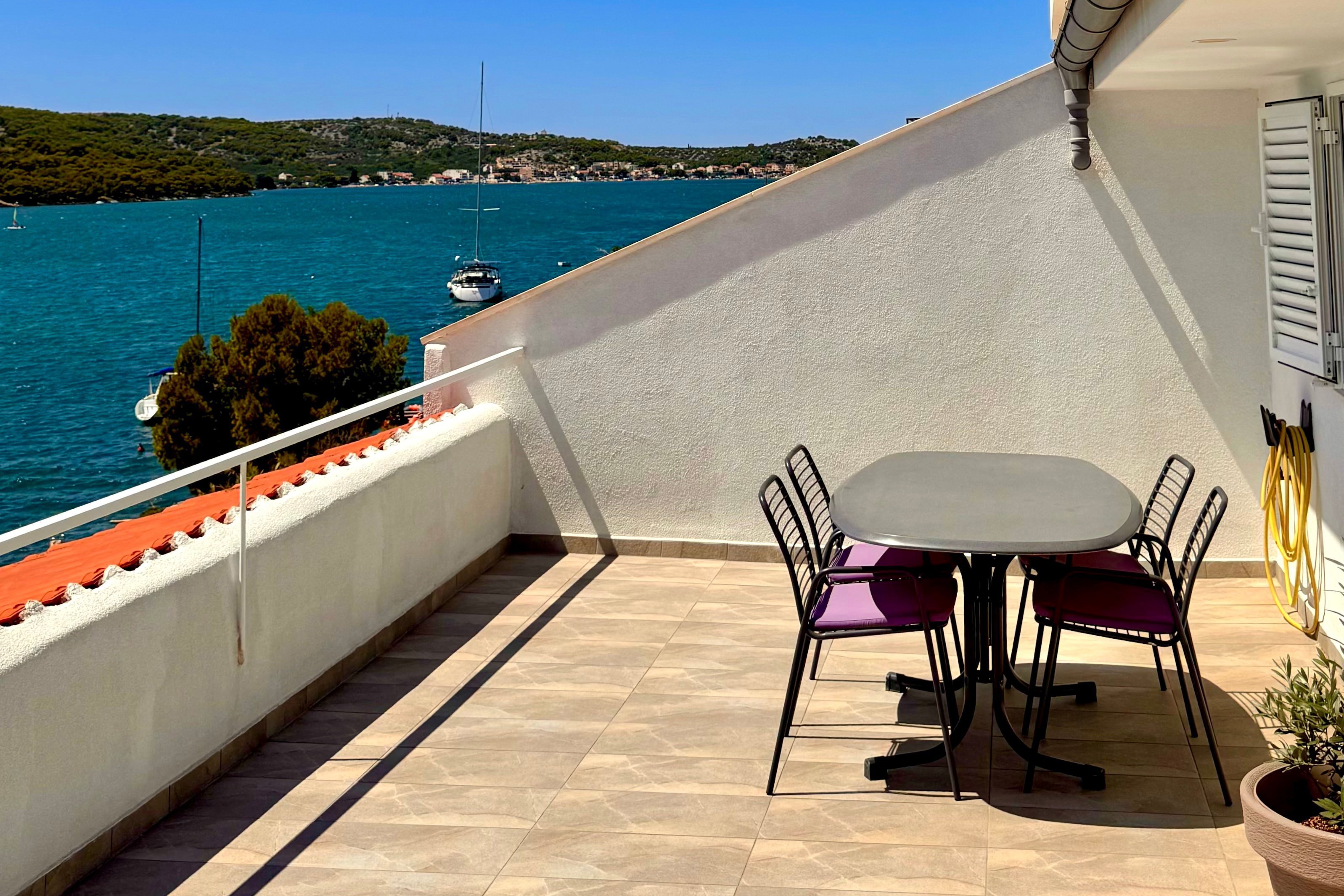 Two bedroom apartment near beach Tisno, Murter (A-14346-c)