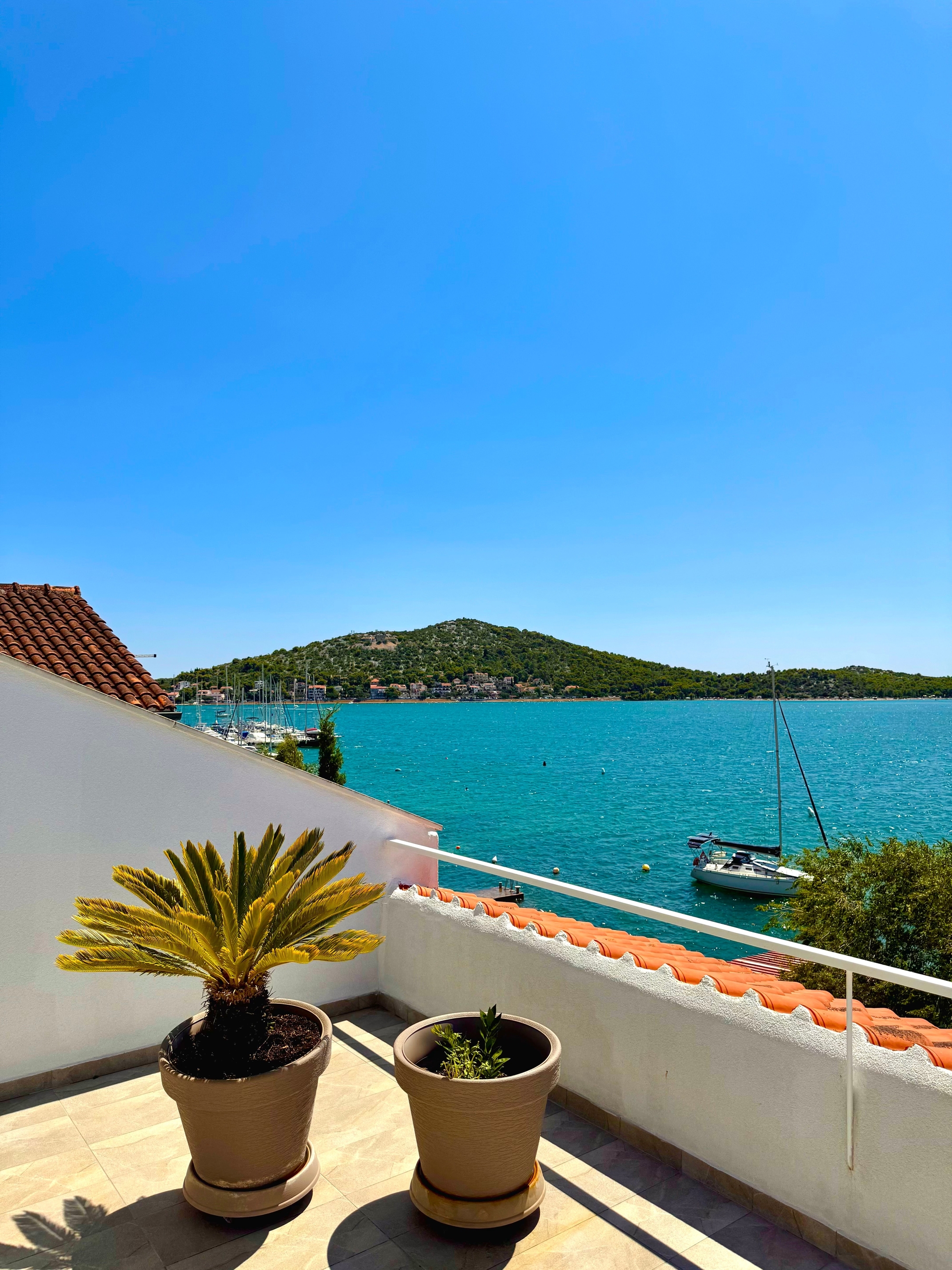 Two bedroom apartment near beach Tisno, Murter  A-c