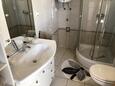 Tisno, Bathroom in the studio-apartment, WiFi.