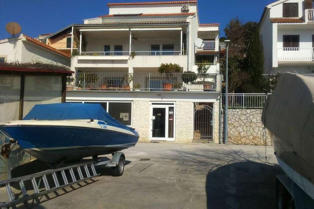 Two bedroom apartment near beach Tisno, Murter  A-c
