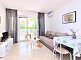Obývacia izba Vodice, Obývacia izba v ubytovacej jednotke studio-apartment, klimatizácia k dispozícii a WiFi.