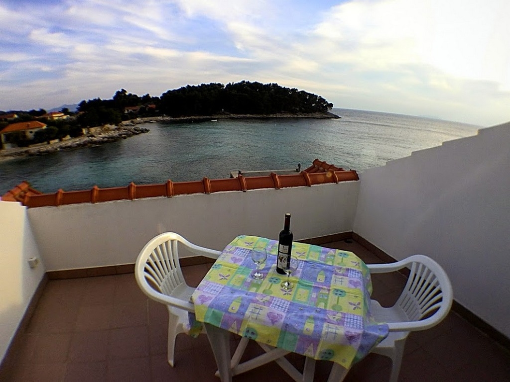 One bedroom apartment near beach Prižba, Korčula (A-14385-a)