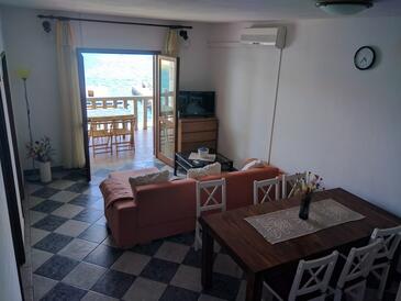 Prižba, Living room in the apartment, air condition available, (pet friendly) and WiFi.