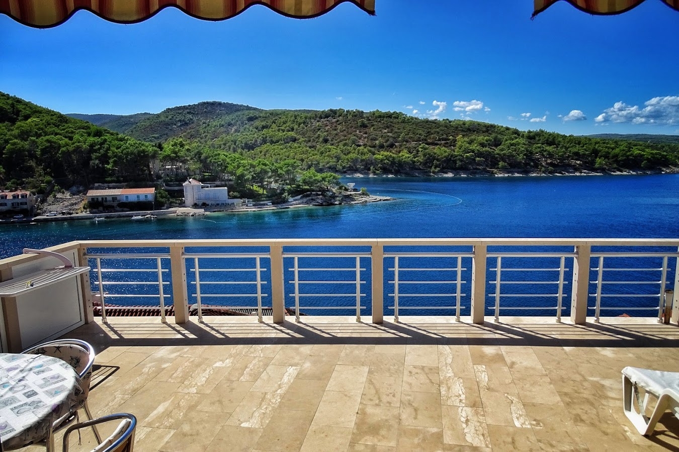 Two bedroom apartment with terrace and sea view Povlja, Brač  A-e