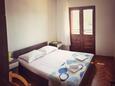 Ložnice 1 Povlja, Ložnice 1 v ubytování typu apartment, domácí mazlíčci povoleni a WiFi.