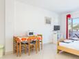 Seget Vranjica, Eetkamer in the studio-apartment, (pet friendly) en WiFi.