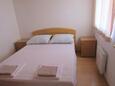 Ložnice Tisno, Ložnice v ubytování typu apartment, domácí mazlíčci povoleni a WiFi.