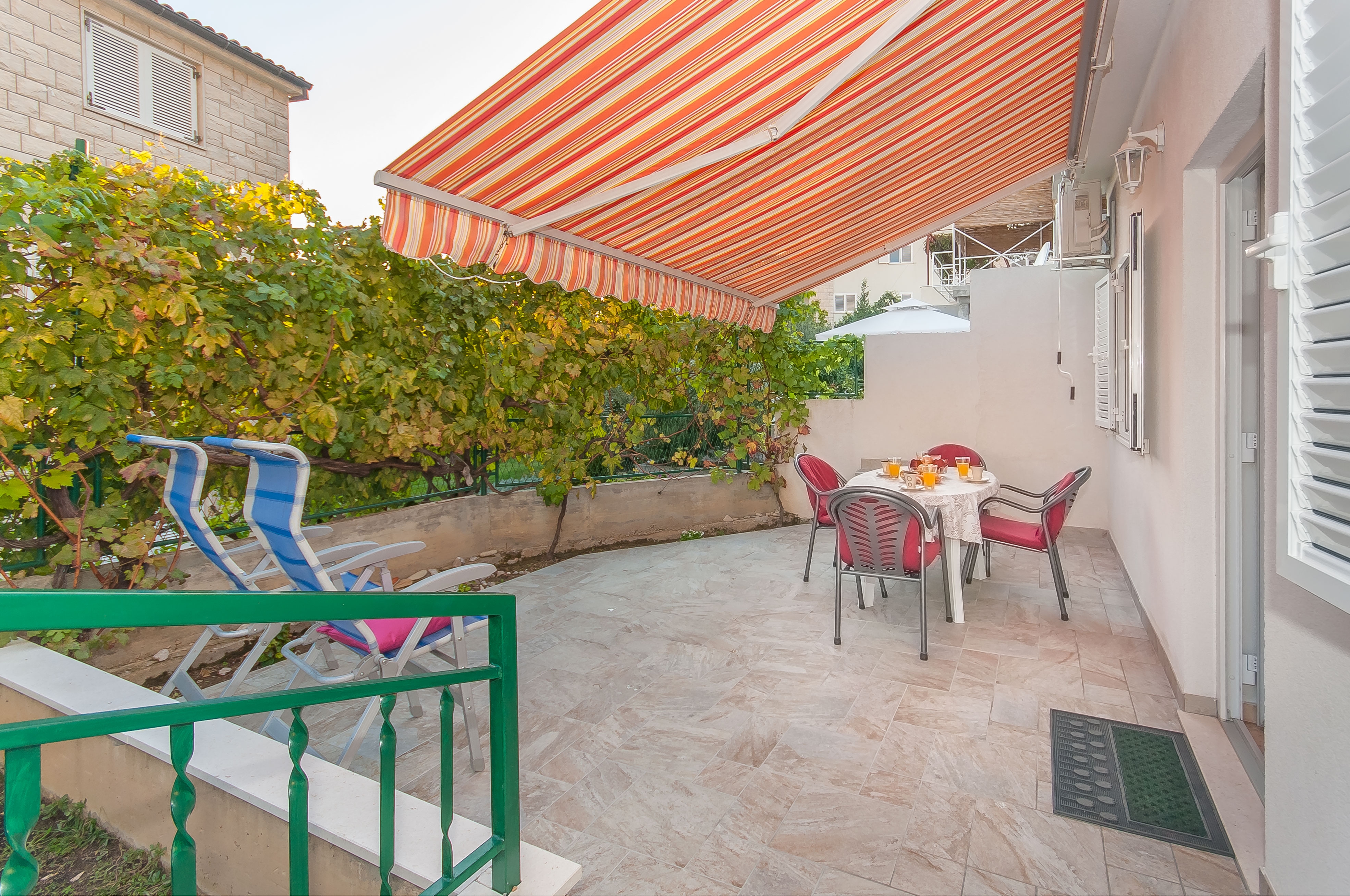 One bedroom apartment with terrace Omiš (A-14422-c)